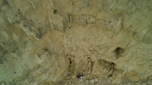 Steigende Luftaufnahme Die Sich Die Sandsteinklippen Der Bridport West Bay — Stockvideo