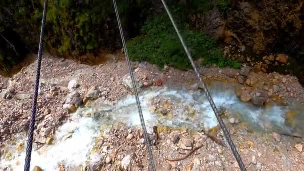 Pov Záběr Muže Šedých Rukavicích Modrých Botách Jak Rychle Kráčí — Stock video