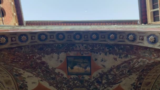 Sklon Dolů Záběr Krásné Středověké Stropu Zdi Palazzo Chigi Siena — Stock video