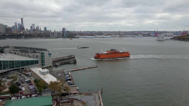 Luchtfoto Van Staten Island Ferry Arriveert Bij Whitehall Terminal Lower — Stockvideo
