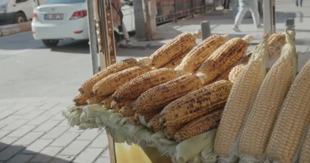 熟食及蒸煮黄玉米的街市食品摊贩已上架 并已准备好即食 — 图库视频影像