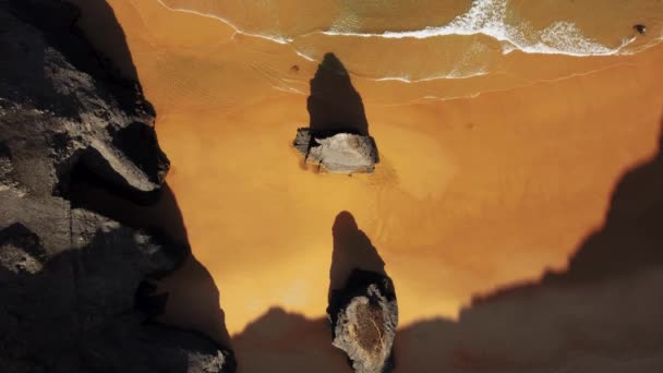 Statische Drone Video Van Grote Rotsen Van Een Vulkanisch Strand — Stockvideo
