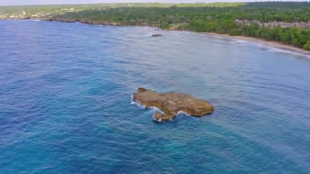 Volando Hacia Islote Con Agua Prístina Playa Virgen Cerca Boca — Vídeo de stock