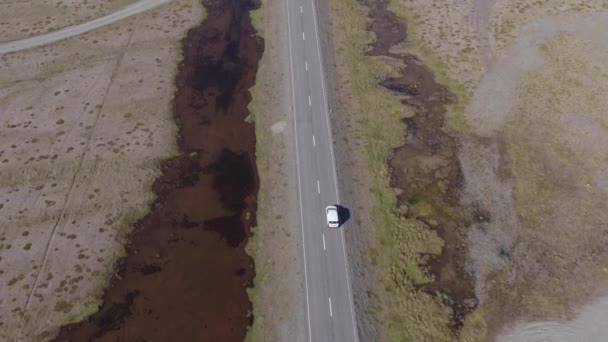 Acima Carro Branco Dirigindo Estrada Rural Islândia Rio Água Lamacenta — Vídeo de Stock