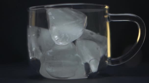 Kopi Jatuh Dalam Cangkir Penuh Transparan Gelas — Stok Video
