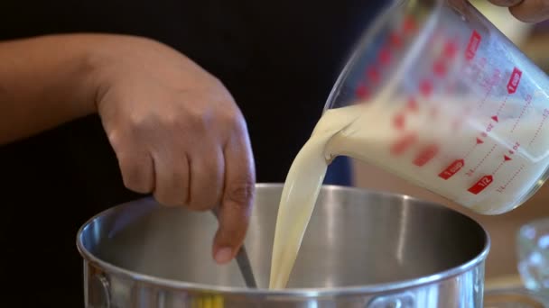 Ρίχνουμε Γάλα Ένα Μπολ Για Φτιάξουμε Μια Νόστιμη Σπιτική Λιχουδιά — Αρχείο Βίντεο