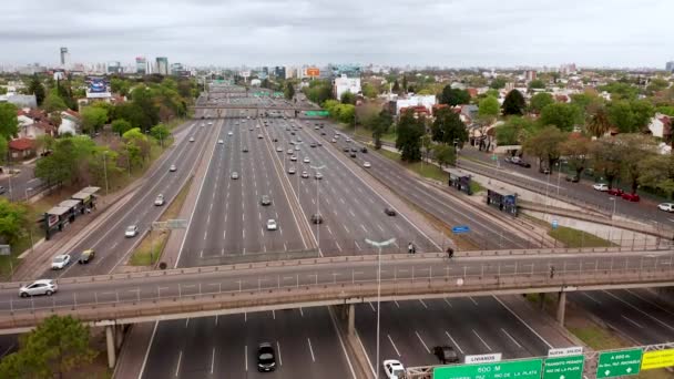 有名なパンアメリカン高速道路の橋の上で自転車に乗っている男の上から撮影された映画のドローン 北米と南米を結ぶ道路交通路 — ストック動画