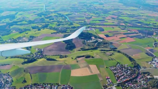 農業の町 農村地域の航空機 飛行機の翼からの眺め — ストック動画