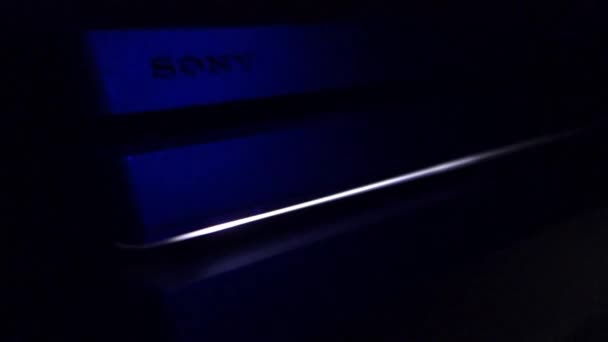 Närbild Sony Playstation Pro Logotyp Upplyst Blått Ljus Mörk Bakgrund — Stockvideo