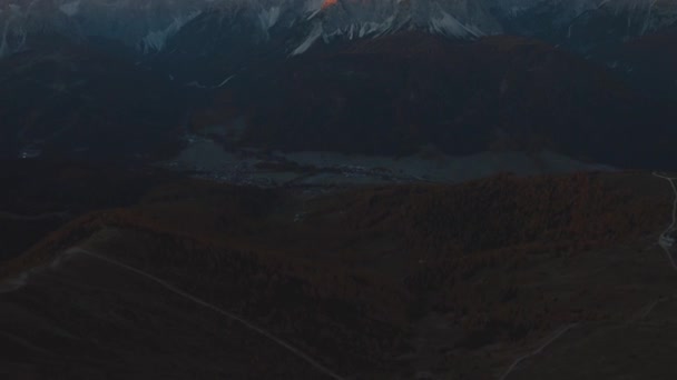 Luchtfoto Van Donkere Vallei Gouden Verlichting Dolomieten Tijdens Zonsopgang Italië — Stockvideo