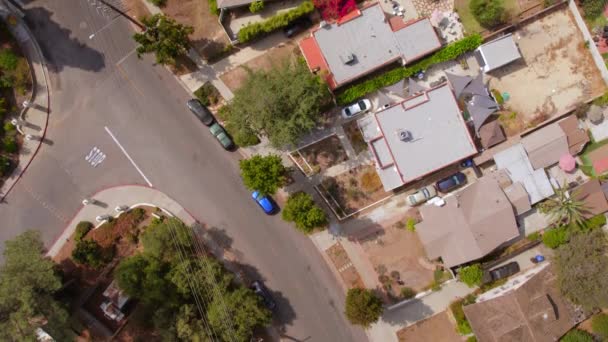 位于加利福尼亚州洛杉矶鹰岩市的一条街道的空中俯瞰图 在摄像机飞驰而下的时候 一辆汽车正沿着街道驶过 — 图库视频影像