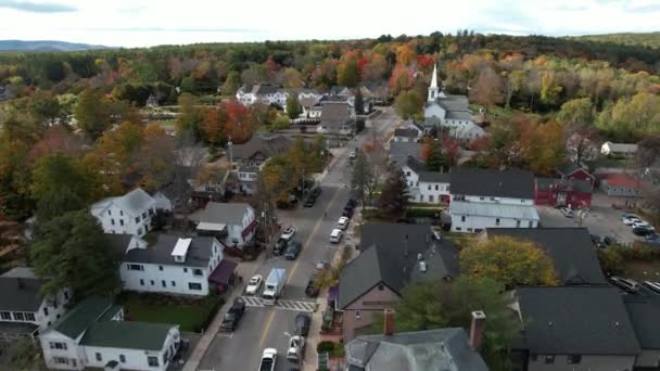 Luftaufnahme Der Stadt Wolfeboro Hauptstraße Häuser Erste Christliche Kirche Laub — Stockvideo