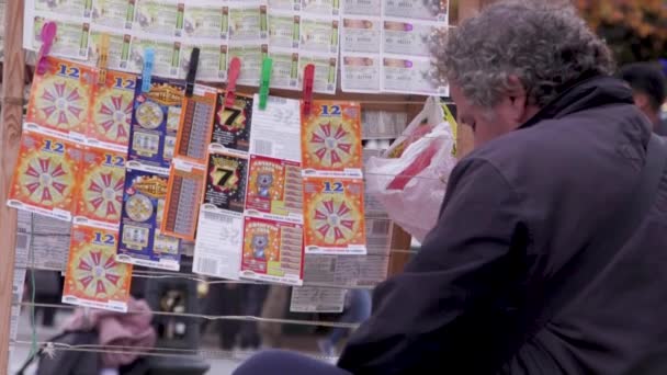 Hombre Vendiendo Billetes Lotería Centro Atenas Grecia — Vídeos de Stock