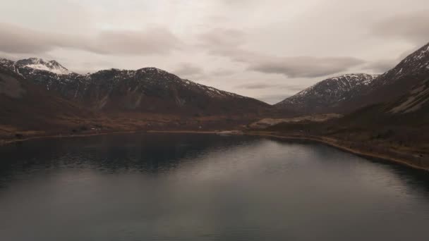 Geweldig Uitzicht Blauw Water Majestueuze Bergen Kvaloya Tromso Noorwegen Luchtfoto — Stockvideo