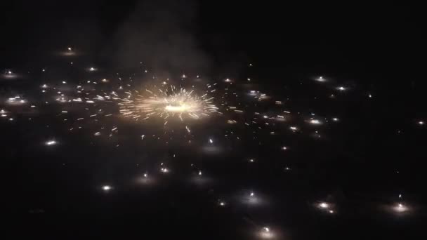 インドのディワリ祭りのお祝い中に 地面に回転するチャクラやチャクリとして知られている花火やクラッカーの種類のスローモーション — ストック動画