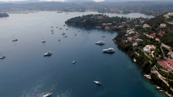 Luftaufnahme Der Insel Korfu Mit Booten Der Bucht Von Komeno — Stockvideo