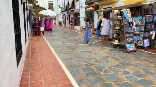 Rua Típica Espanhola Cidade Velha Marbella Com Casas Brancas Lojas — Vídeo de Stock