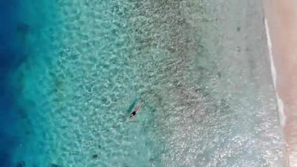 Femme Flottant Sur Les Eaux Cristallines Des Îles Gili Indonésie — Video