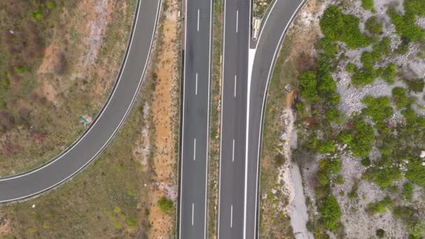 Naczepa Ciężarówka Jadąc Asfalt Road Rozbitymi Białymi Liniami Zadar County — Wideo stockowe