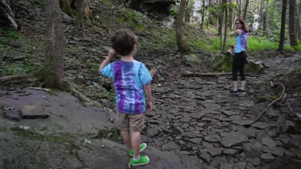 Vista Posterior Niño Una Madre Usando Gps Para Encontrar Camino — Vídeos de Stock