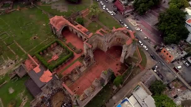 サンフランシスコの修道院複合遺跡 サントドミンゴの植民地地帯を周回する空中トップダウン — ストック動画