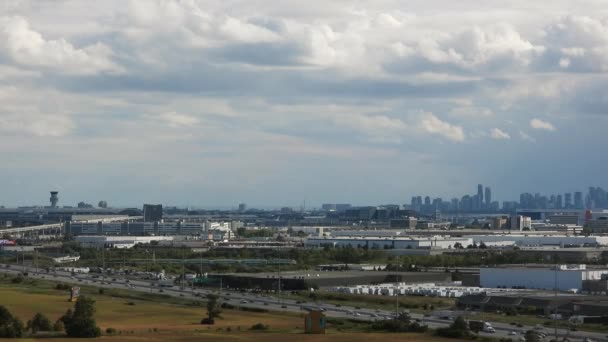 Amplo Panorama Aeroporto Internacional Toronto Perason Longe Skyline Nas Costas — Vídeo de Stock