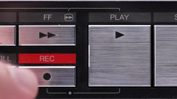 Ekstremalne Zbliżenie Przycisków Starym Zabytkowym Lub Vintage Magnetowidzie Naciśnięcie Przycisku — Wideo stockowe