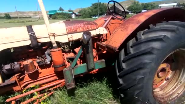 Viejo Tractor Rojo Oxidado Sentado Hierba Campo Una Granja Cerca — Vídeos de Stock
