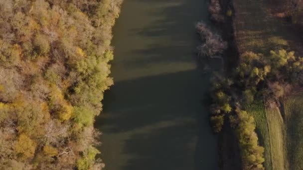 Panning Shot Následuje Nádhernou Zelenou Řeku Dlouhými Dramatickými Stíny Vrhajícími — Stock video