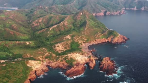 ドローンは海と島を飛び越える 釣り村 美しい景色 ハイキングコース ビーチや島 地質形成と低キーライフスタイルを持つ香港の裏庭 サイカン — ストック動画