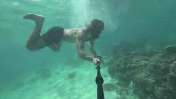 Uomo Giovane Forma Forte Con Capelli Lunghi Barba Sta Nuotando — Video Stock