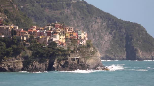 Manarola Cinque Terre Italië Vissersstad Aan Middellandse Zee Met Golven — Stockvideo