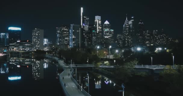 Filadelfia Por Noche Con Schuylkill Banks Pasarela — Vídeos de Stock