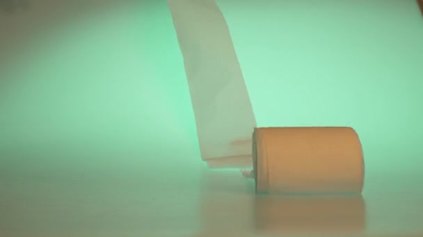 Lassú Mozgás Papír Tekercs Leesett Földre Gördülő Jelenetet Zöld Háttérvilágítással — Stock videók