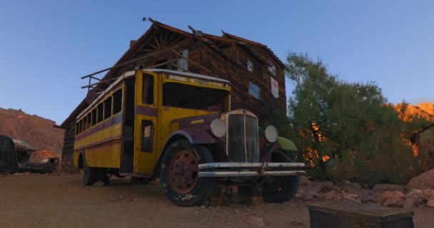 Stary Rozbity Autobus Szkolny Stoi Porzucony Przed Starym Zniszczonym Budynkiem — Wideo stockowe