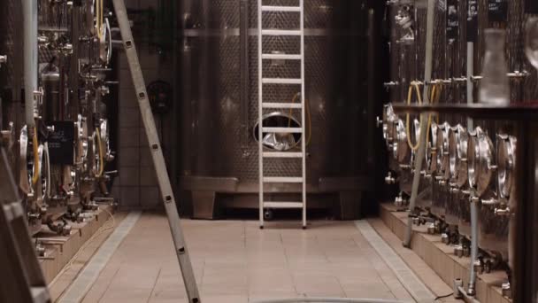 Наклонный Снимок Показывает Цистерны Нержавеющей Стали Подвале — стоковое видео