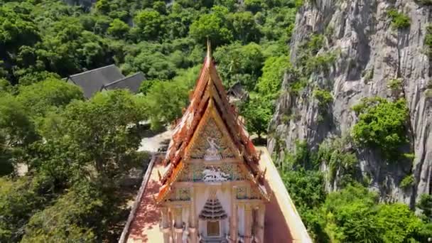 寺院の上から空中映像を反転させ 全体の構造と美しい風景を明らかにします ワット カオサム ヨット国立公園 Phrachuap Khiri Khan — ストック動画