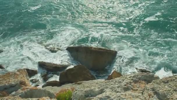 4K在阳光灿烂的一天 在英国多塞特波特兰 大浪拍成电影 拍下的慢镜头落在悬崖底部的岩石上 — 图库视频影像