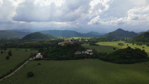 Una Constante Filmación Aérea Flotante Este Paisaje Completo Templo Budista — Vídeo de stock