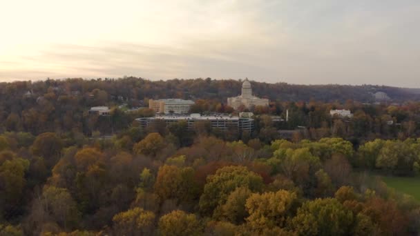 Uno Splendido Colpo Scorrevole Del Kentucky State Capital Building Autunno — Video Stock