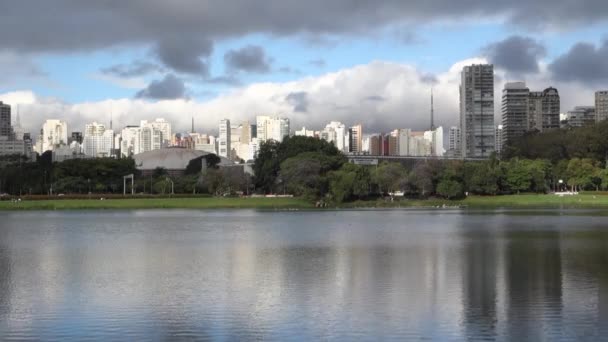 Stadtbild Von Sao Paulo Vom See Des Ibirapuera Parks Aus — Stockvideo