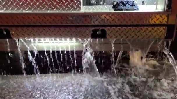 Voda Tekoucí Požárního Vozu Během Hašení Požáru Torontu Kanada — Stock video