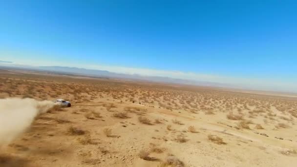 一辆越野车在加州巴哈附近的莫哈韦沙漠赛道上疾驰而过 空中第一人称视角 — 图库视频影像