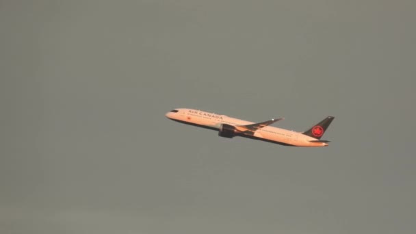 カナダ航空の眺め部分的に曇った空を点滅するライトで通過する高さを得る飛行 — ストック動画