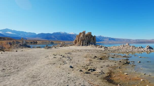 Calm Reflecterende Mono Lake Zonnig Tufa State Natural Reserve Het — Stockvideo