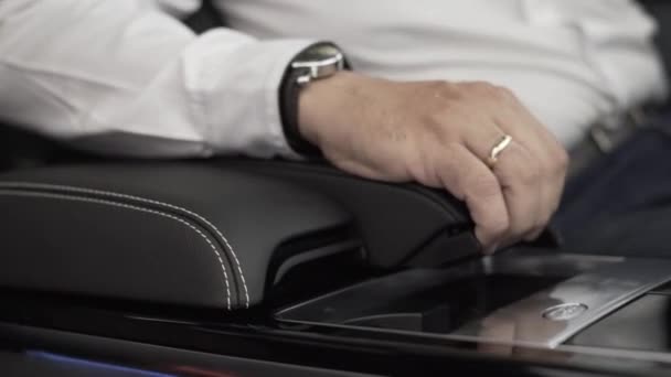 Moderní Auto Armrest Land Rover Muž Kladoucí Ruku Pozemní Rover — Stock video