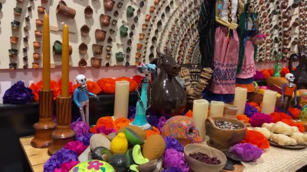 Altar Tradicional Mexicano Decorado Con Los Objetos Típicos Ofrendas Del — Vídeo de stock