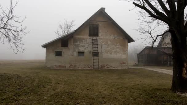 Dolly Egy Elhagyatott Házat Fotózott Egy Ködös Napon — Stock videók