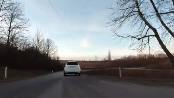 Ângulo Baixo Seguinte Tiro Carro Tomando Uma Volta Uma Estrada — Vídeo de Stock