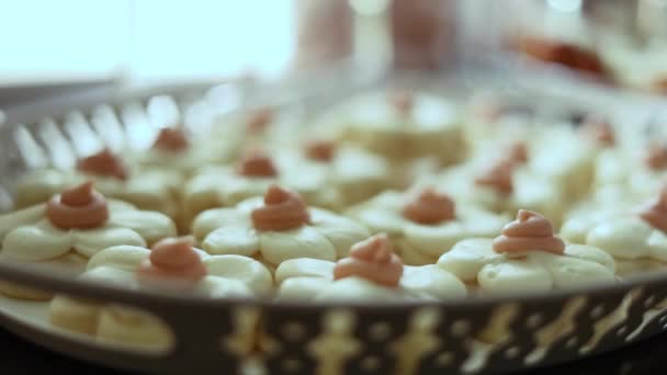 Nahaufnahme Schuss Von Köstlichen Hochzeitsempfang Food Cream Slice Leckereien — Stockvideo